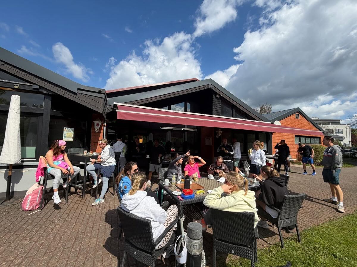 Gemeinsame Pause auf der Clubterrasse des TSC Troisdorf
